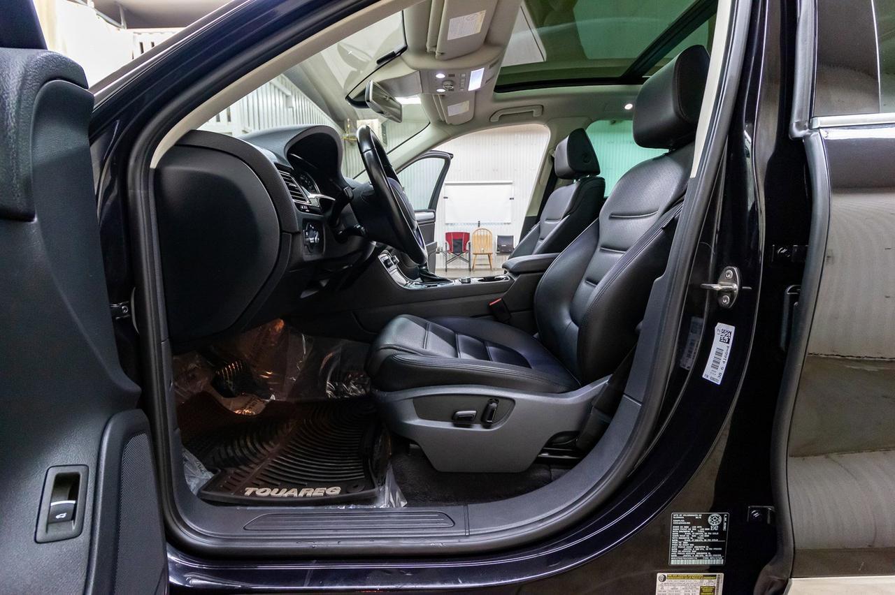 2016 Volkswagen Touareg 4Motion Comfortline Leather Roof Nav Red Deer AB