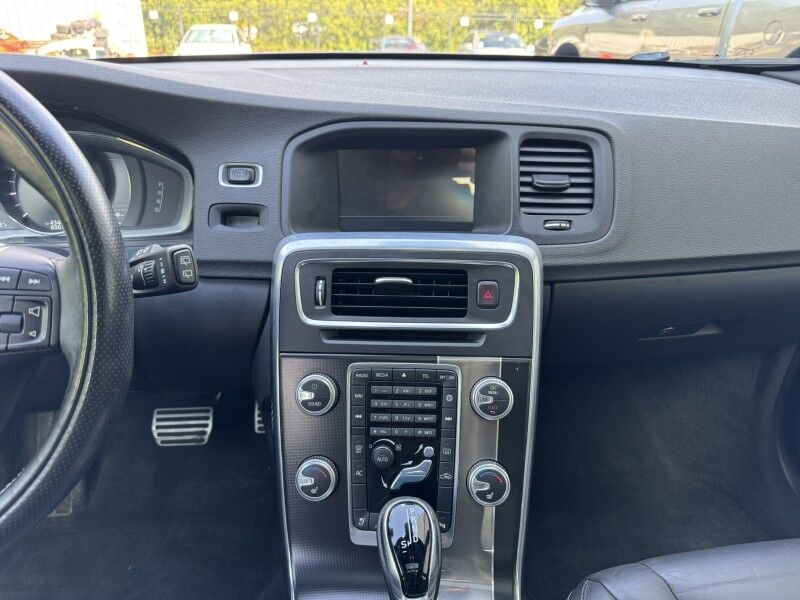 2016 Volvo V60 T6 R-Design Willow Grove PA