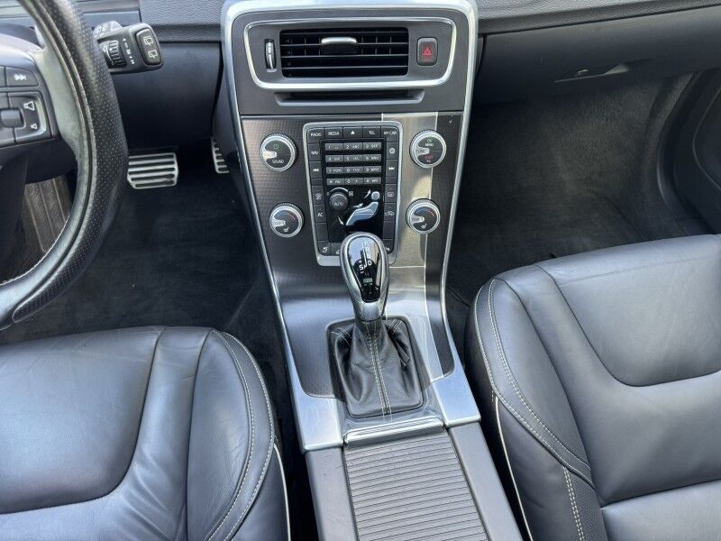 2016 Volvo V60 T6 R-Design Willow Grove PA