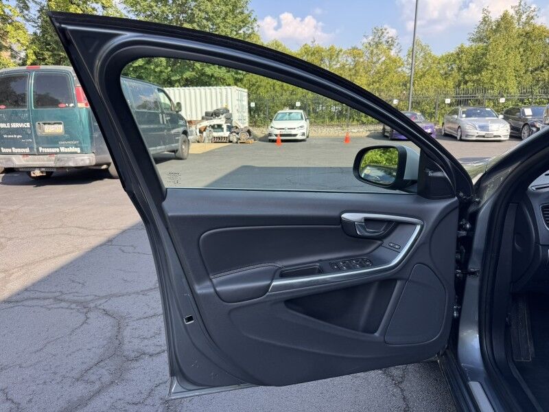 2016 Volvo V60 T6 R-Design Willow Grove PA