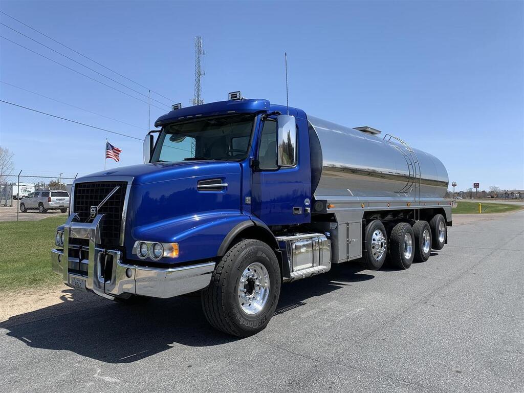 2016 Volvo VHD64 Eau Claire MN 2016 Volvo VHD64 Eau Claire MN