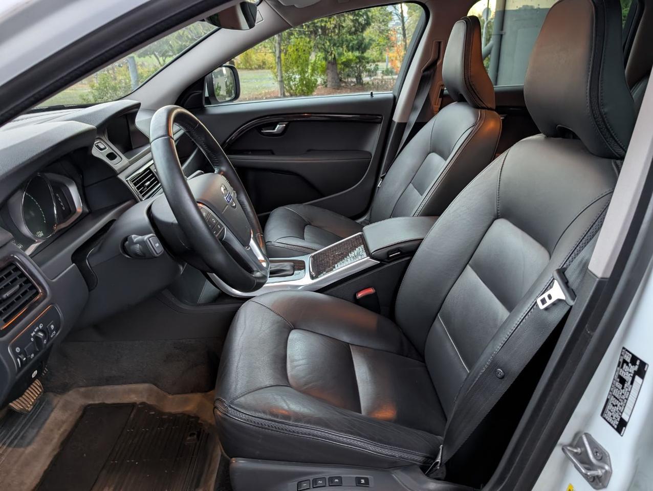 2016 Volvo XC70 T5 AWD Premier w/High Performance Audio, Back Up Cam, Keyless Start, Heated Leather Seats Portland OR