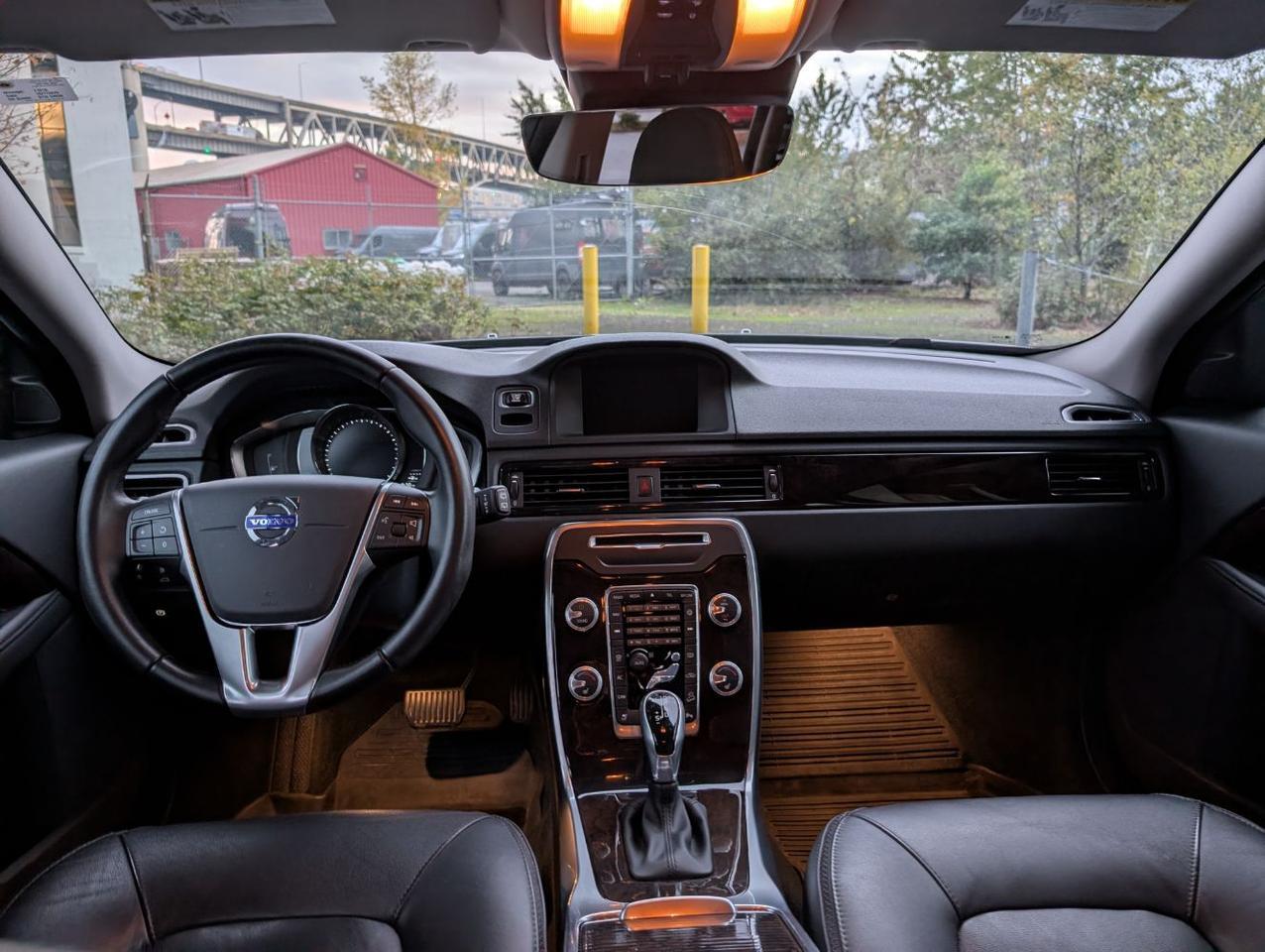 2016 Volvo XC70 T5 AWD Premier w/High Performance Audio, Back Up Cam, Keyless Start, Heated Leather Seats Portland OR