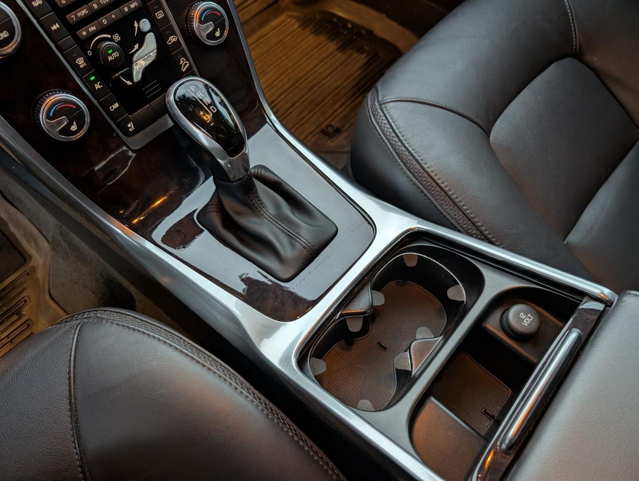 2016 Volvo XC70 T5 AWD Premier w/High Performance Audio, Back Up Cam, Keyless Start, Heated Leather Seats Portland OR