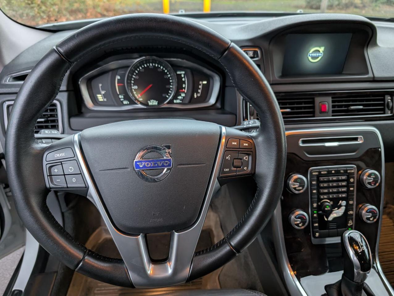 2016 Volvo XC70 T5 AWD Premier w/High Performance Audio, Back Up Cam, Keyless Start, Heated Leather Seats Portland OR