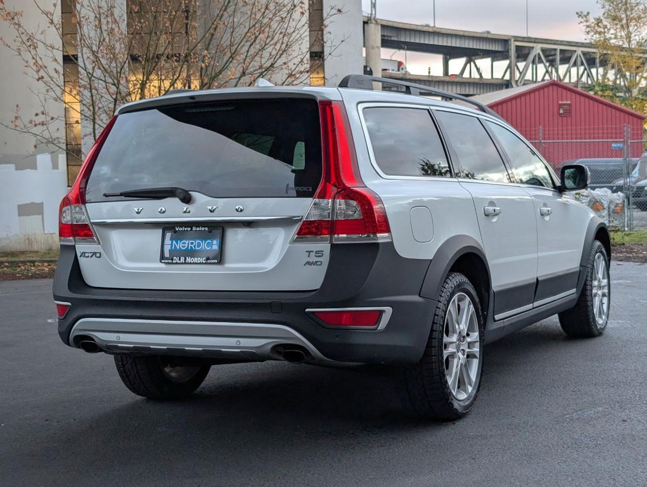 2016 Volvo XC70 T5 AWD Premier w/High Performance Audio, Back Up Cam, Keyless Start, Heated Leather Seats Portland OR