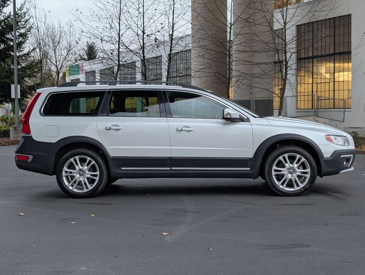2016 Volvo XC70 T5 AWD Premier w/High Performance Audio, Back Up Cam, Keyless Start, Heated Leather Seats Portland OR