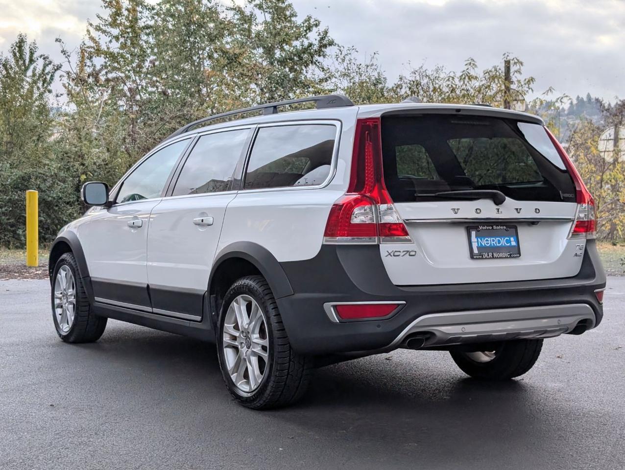 2016 Volvo XC70 T5 AWD Premier w/High Performance Audio, Back Up Cam, Keyless Start, Heated Leather Seats Portland OR