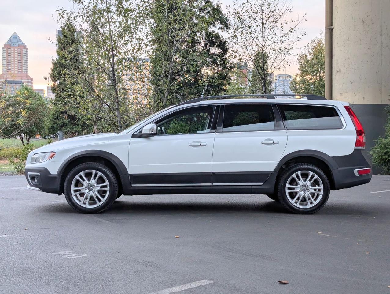 2016 Volvo XC70 T5 AWD Premier w/High Performance Audio, Back Up Cam, Keyless Start, Heated Leather Seats Portland OR