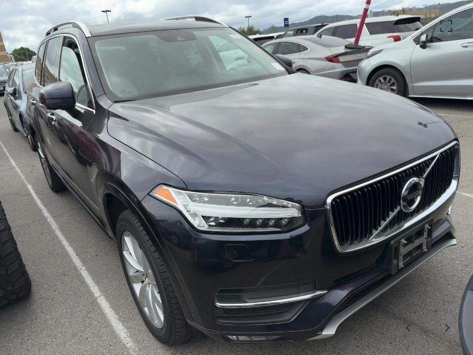 2016 Volvo XC90 T6 Momentum
