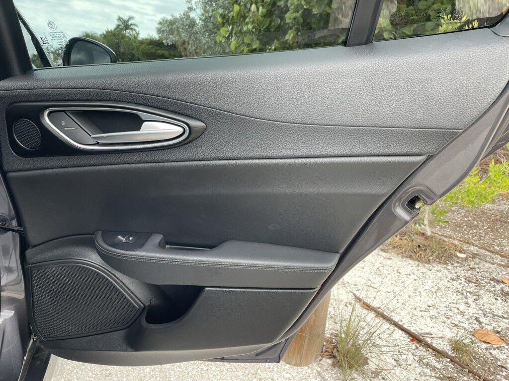 2017 Alfa Romeo Giulia NAVIGATION~DUAL PANE SUNROOF~ONLINE FINANCE AND SHIPPING AVAILABLE!!! Sarasota FL