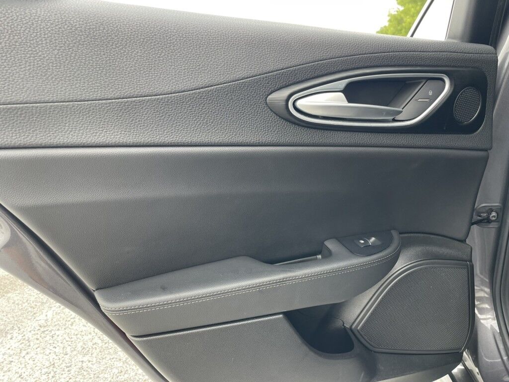 2017 Alfa Romeo Giulia NAVIGATION~DUAL PANE SUNROOF~ONLINE FINANCE AND SHIPPING AVAILABLE!!! Sarasota FL