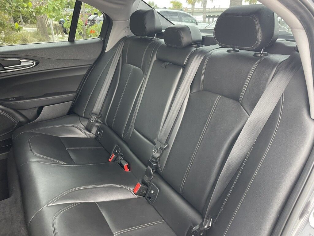 2017 Alfa Romeo Giulia NAVIGATION~DUAL PANE SUNROOF~ONLINE FINANCE AND SHIPPING AVAILABLE!!! Sarasota FL
