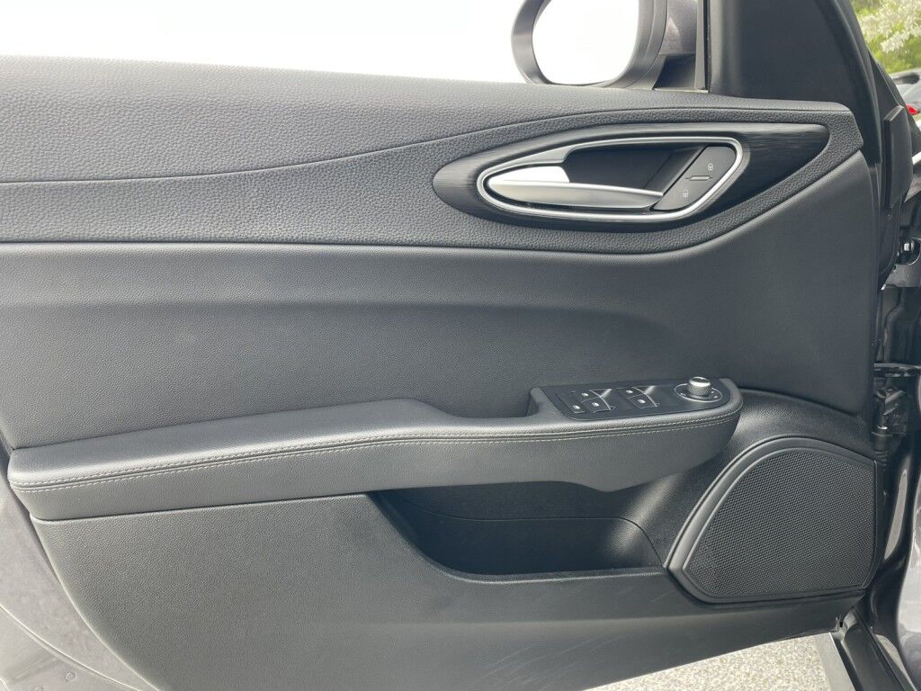 2017 Alfa Romeo Giulia NAVIGATION~DUAL PANE SUNROOF~ONLINE FINANCE AND SHIPPING AVAILABLE!!! Sarasota FL