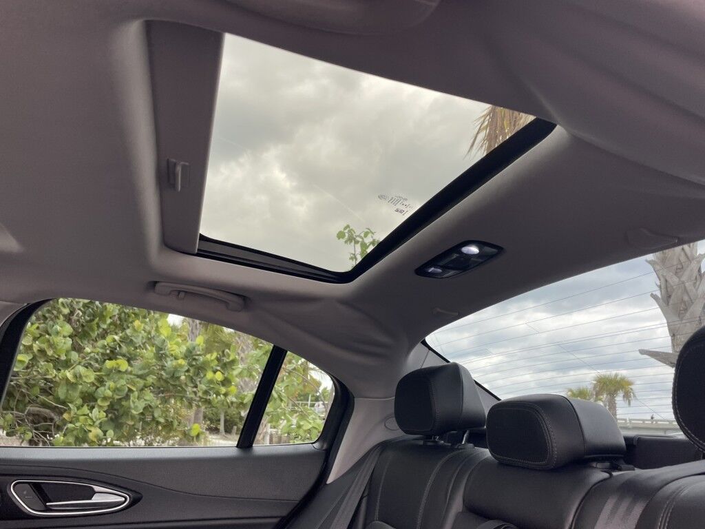 2017 Alfa Romeo Giulia NAVIGATION~DUAL PANE SUNROOF~ONLINE FINANCE AND SHIPPING AVAILABLE!!! Sarasota FL
