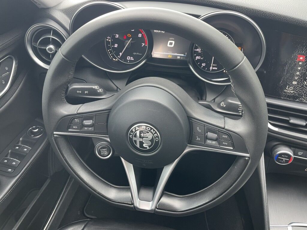 2017 Alfa Romeo Giulia NAVIGATION~DUAL PANE SUNROOF~ONLINE FINANCE AND SHIPPING AVAILABLE!!! Sarasota FL