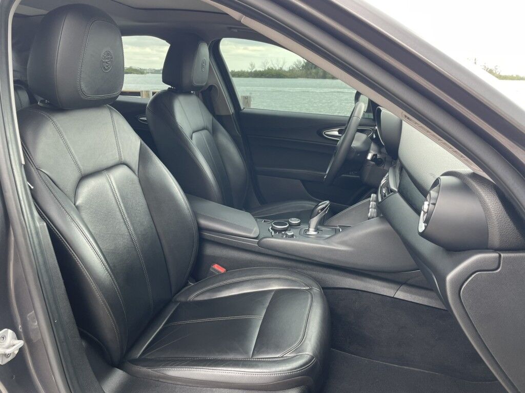2017 Alfa Romeo Giulia NAVIGATION~DUAL PANE SUNROOF~ONLINE FINANCE AND SHIPPING AVAILABLE!!! Sarasota FL