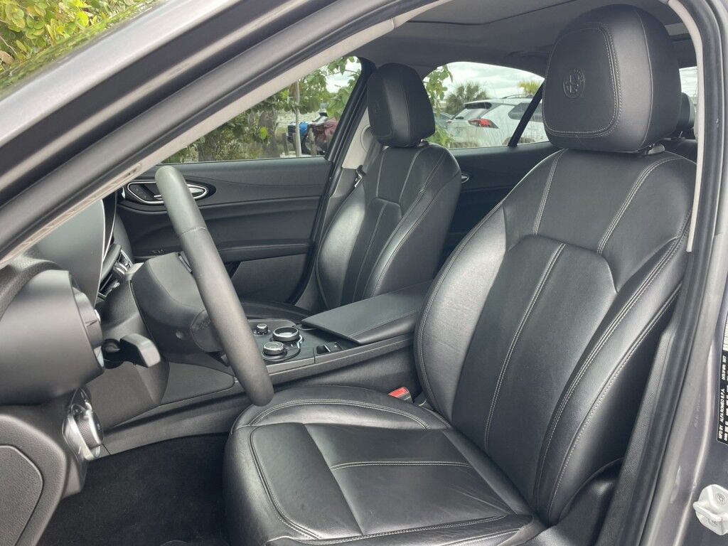 2017 Alfa Romeo Giulia NAVIGATION~DUAL PANE SUNROOF~ONLINE FINANCE AND SHIPPING AVAILABLE!!! Sarasota FL