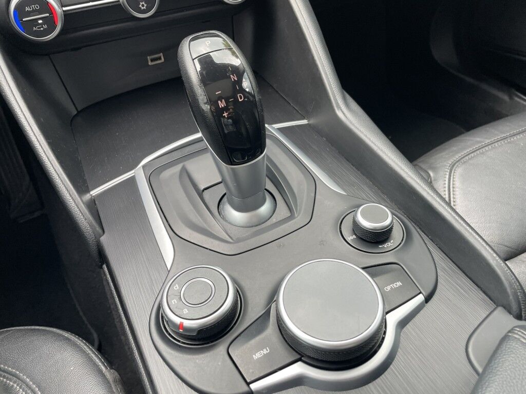 2017 Alfa Romeo Giulia NAVIGATION~DUAL PANE SUNROOF~ONLINE FINANCE AND SHIPPING AVAILABLE!!! Sarasota FL
