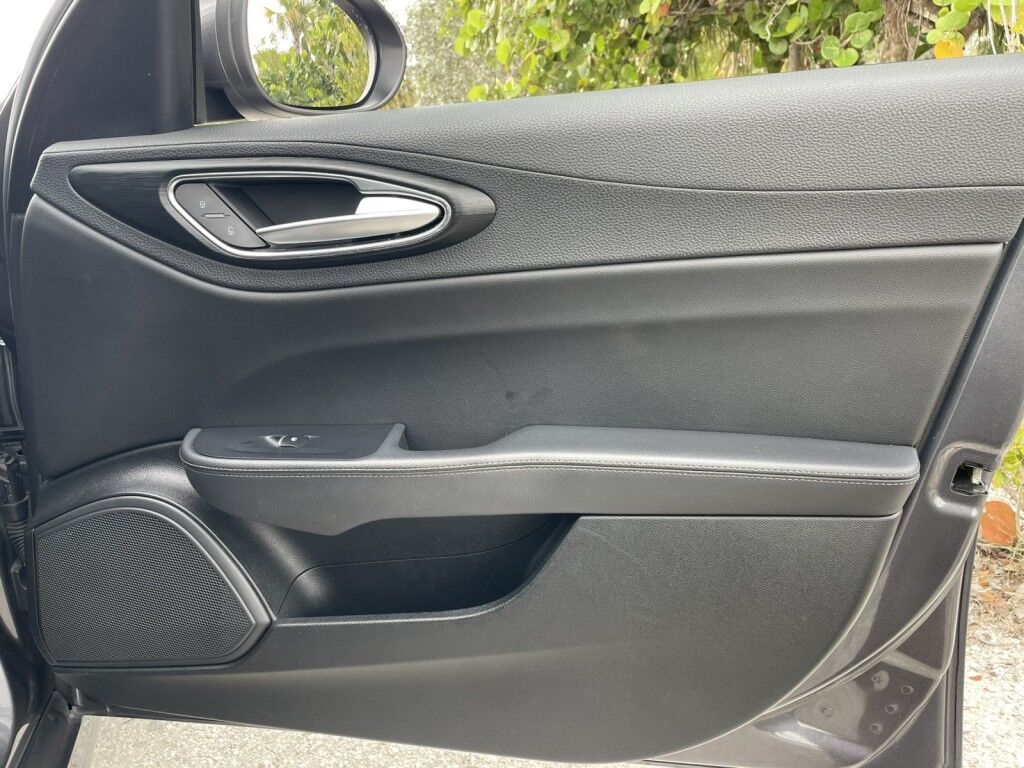 2017 Alfa Romeo Giulia NAVIGATION~DUAL PANE SUNROOF~ONLINE FINANCE AND SHIPPING AVAILABLE!!! Sarasota FL