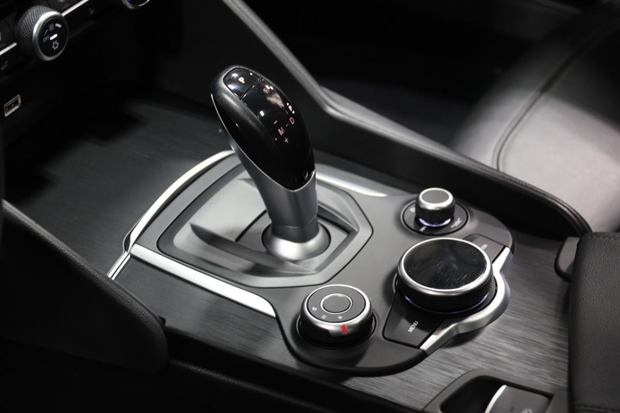2017 Alfa Romeo Giulia w/Navigation 4dr Sedan Skokie IL