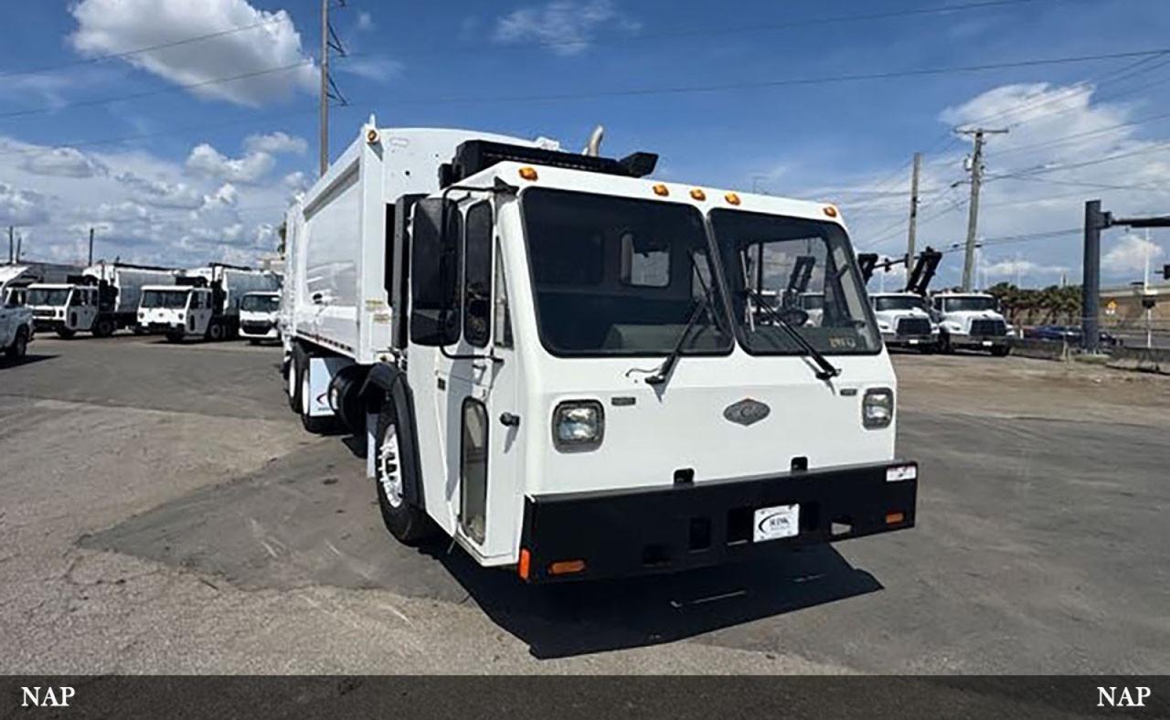 2017 CCC LET 2 25 Yard Heil Dura Pack 5000 Rear Loader Garbage Truck