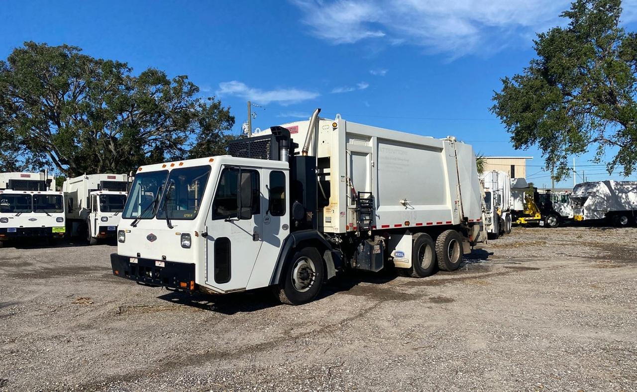 2017 CCC LET2 25 Yard Heil Dura Pack 5000 Rear Loader Garbage Truck