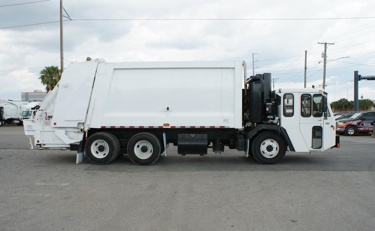 2017 CCC LET2 25 Yard Heil Dura Pack 5000 Rear Loader Garbage Truck Tampa FL