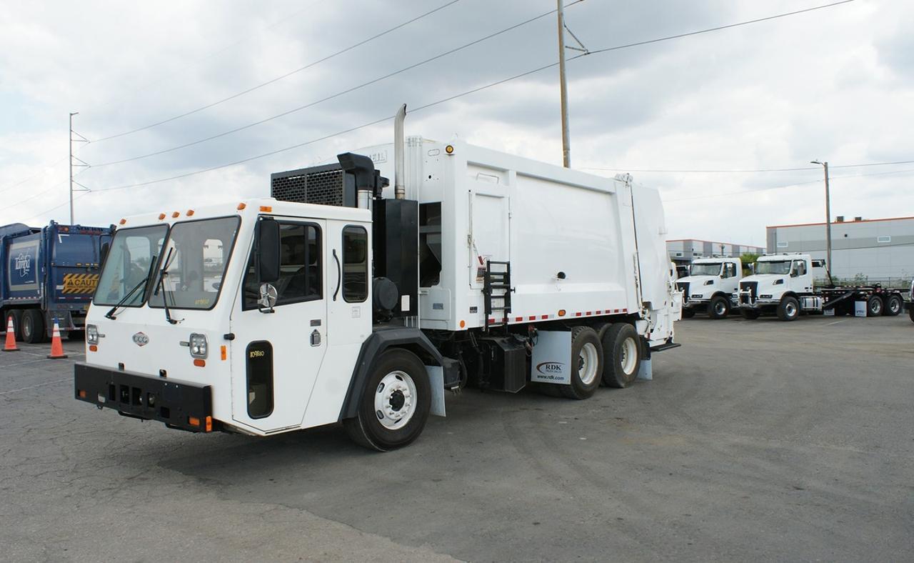 2017 CCC LET2 25 Yard Heil Dura Pack 5000 Rear Loader Garbage Truck