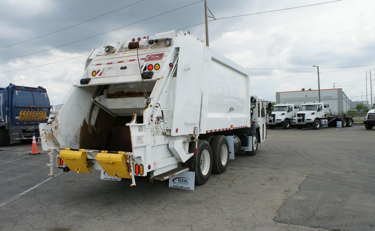 2017 CCC LET2 25 Yard Heil Dura Pack 5000 Rear Loader Garbage Truck Tampa FL