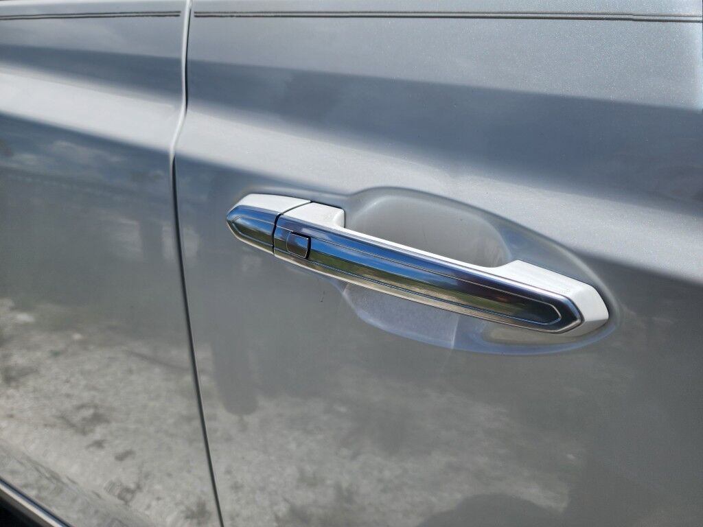 2017 Cadillac XT5 FWD~ACTIVE PARKING SYSTEM~ALUMINUM ROOF RAILS~CRUISE CONTROL~PARKING SENSORS~PREMIUM SOUND SYSTEM~REARVIEW CAMERA Sarasota FL