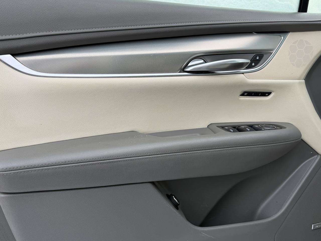 2017 Cadillac XT5 Luxury FWD | Leather | Heated Seats | Pano Sunroof | Navigation Redwater AB