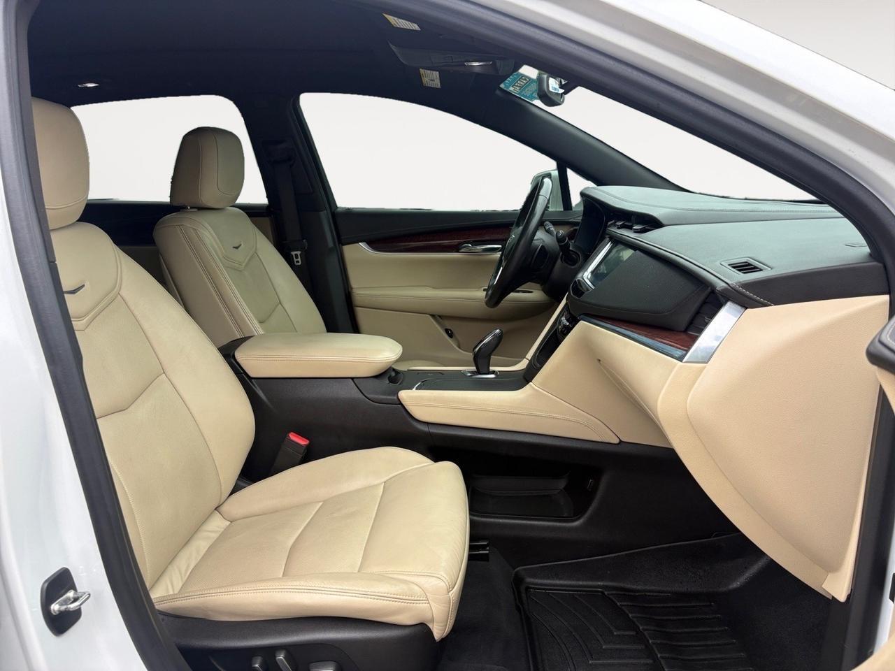 2017 Cadillac XT5 Luxury FWD, POWER LIFTGATE, PANORAMIC MOONROOF, BLIND SPOT ALERT, NAVIGATION, HEATED SEATS, BACKUP CAMERA WITH PARKING SENSORS, LOW MILES, CLEAN CARFAX, RIDE IN LUXURY!