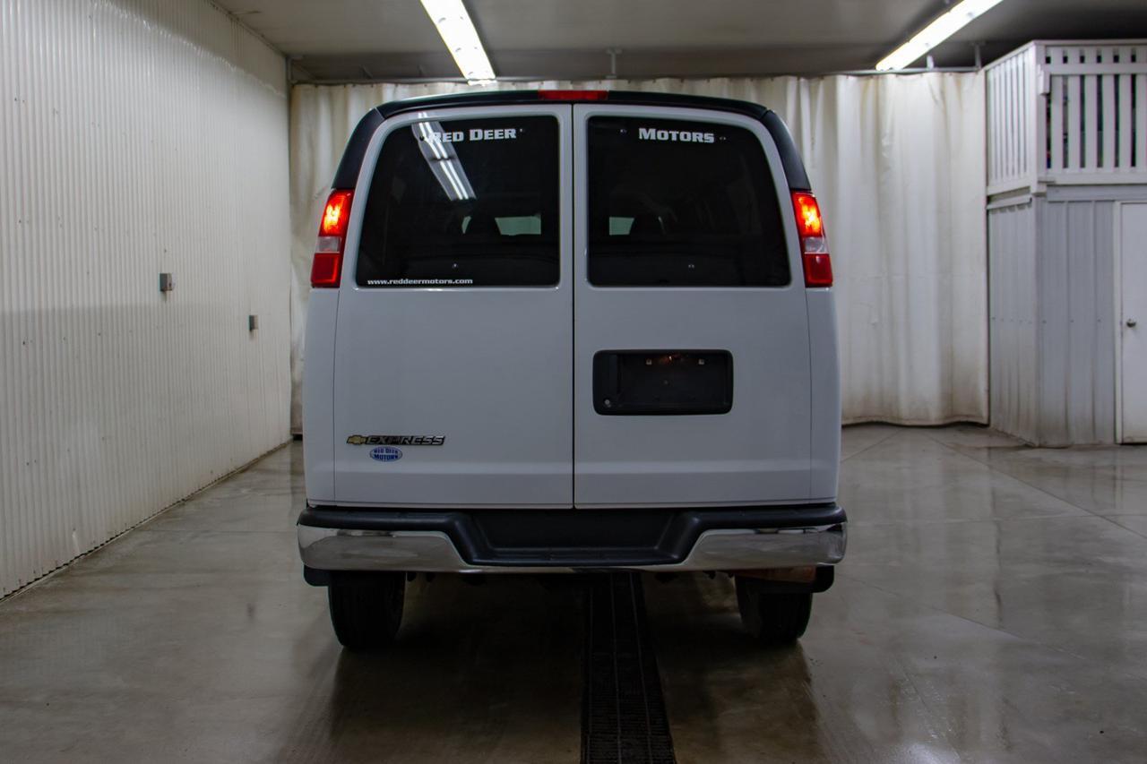 2017 Chevrolet Express 4x4 3500 LT 15 Passenger Lift Clydesdale Red Deer AB