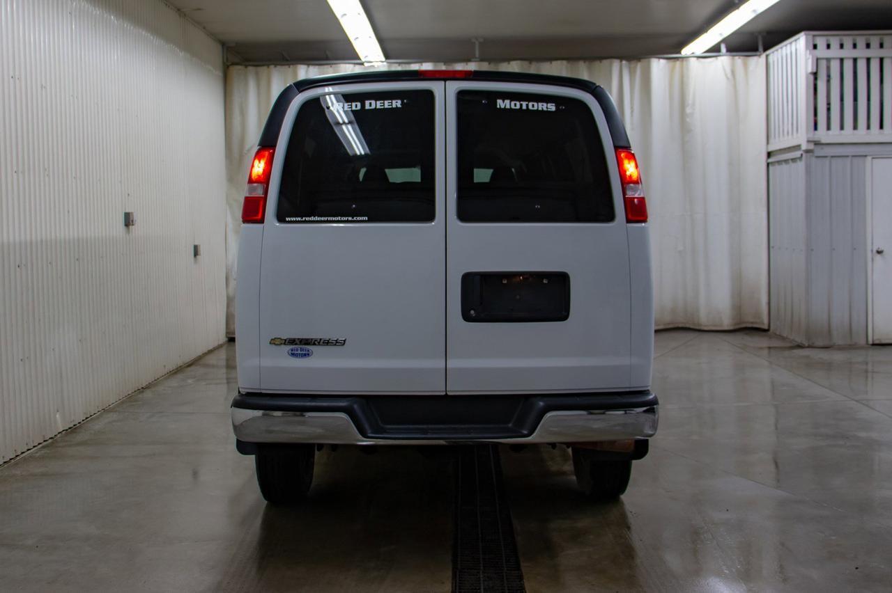 2017 Chevrolet Express 4x4 3500 LT 15 Passenger Lift Clydesdale Red Deer AB