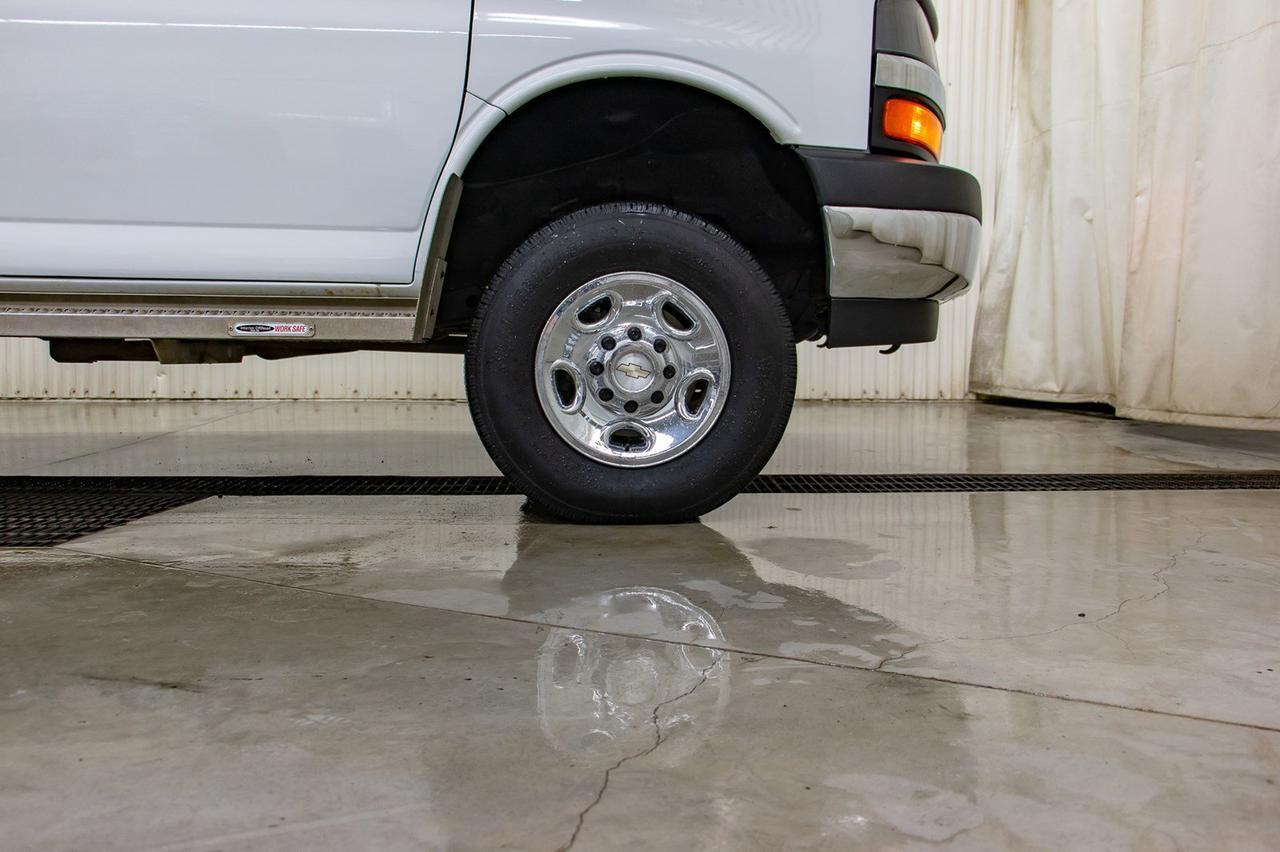 2017 Chevrolet Express 4x4 3500 LT 15 Passenger Lift Clydesdale Red Deer AB