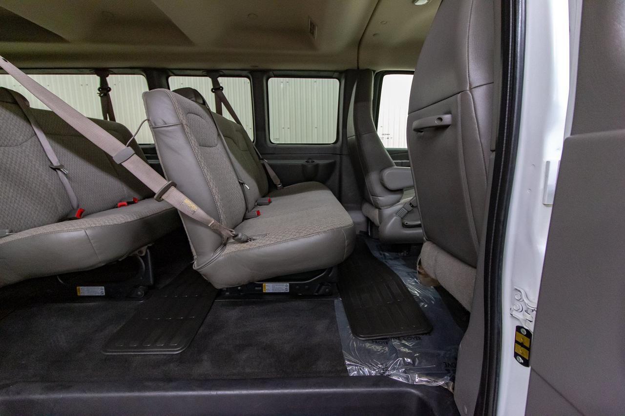 2017 Chevrolet Express 4x4 3500 LT 15 Passenger Lift Clydesdale Red Deer AB