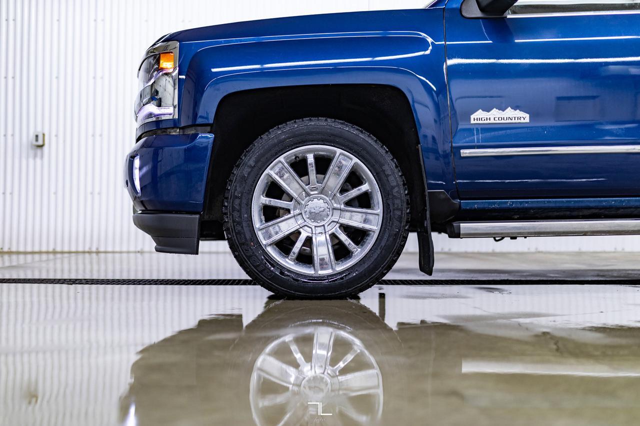 2017 Chevrolet Silverado 1500 4x4 Crew Cab High Country High Desert Pkg Leather Roof Nav Red Deer AB