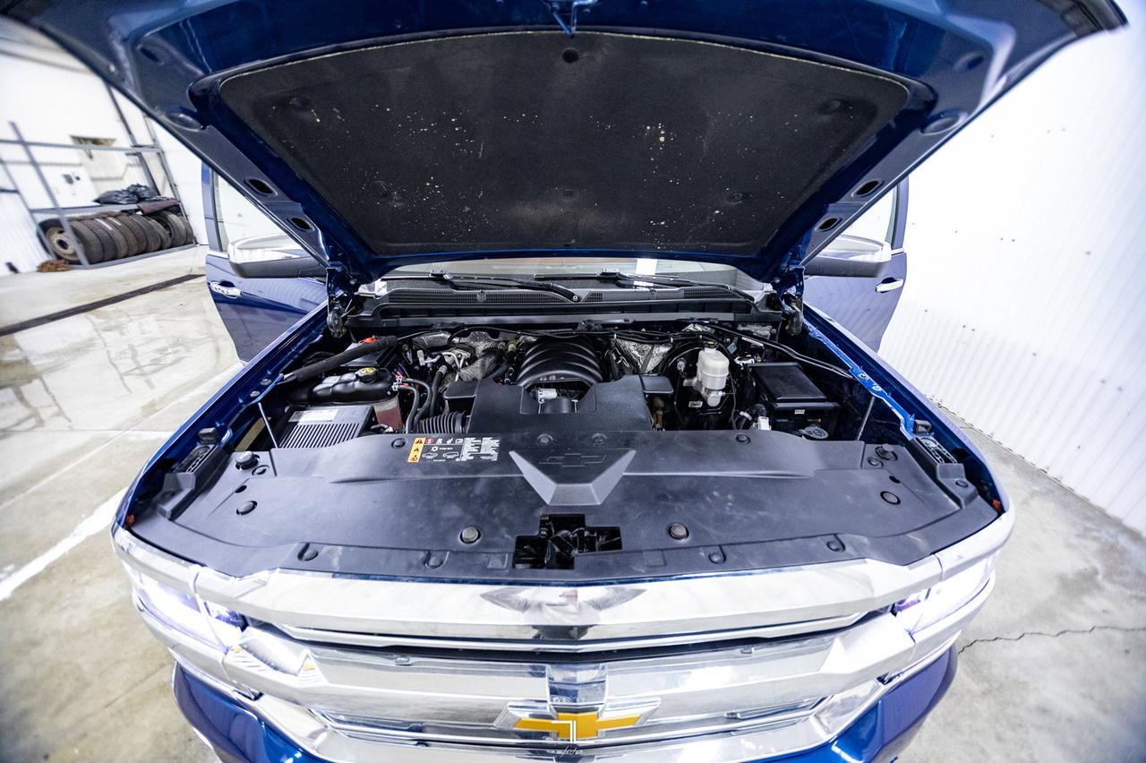 2017 Chevrolet Silverado 1500 4x4 Crew Cab High Country High Desert Pkg Leather Roof Nav Red Deer AB