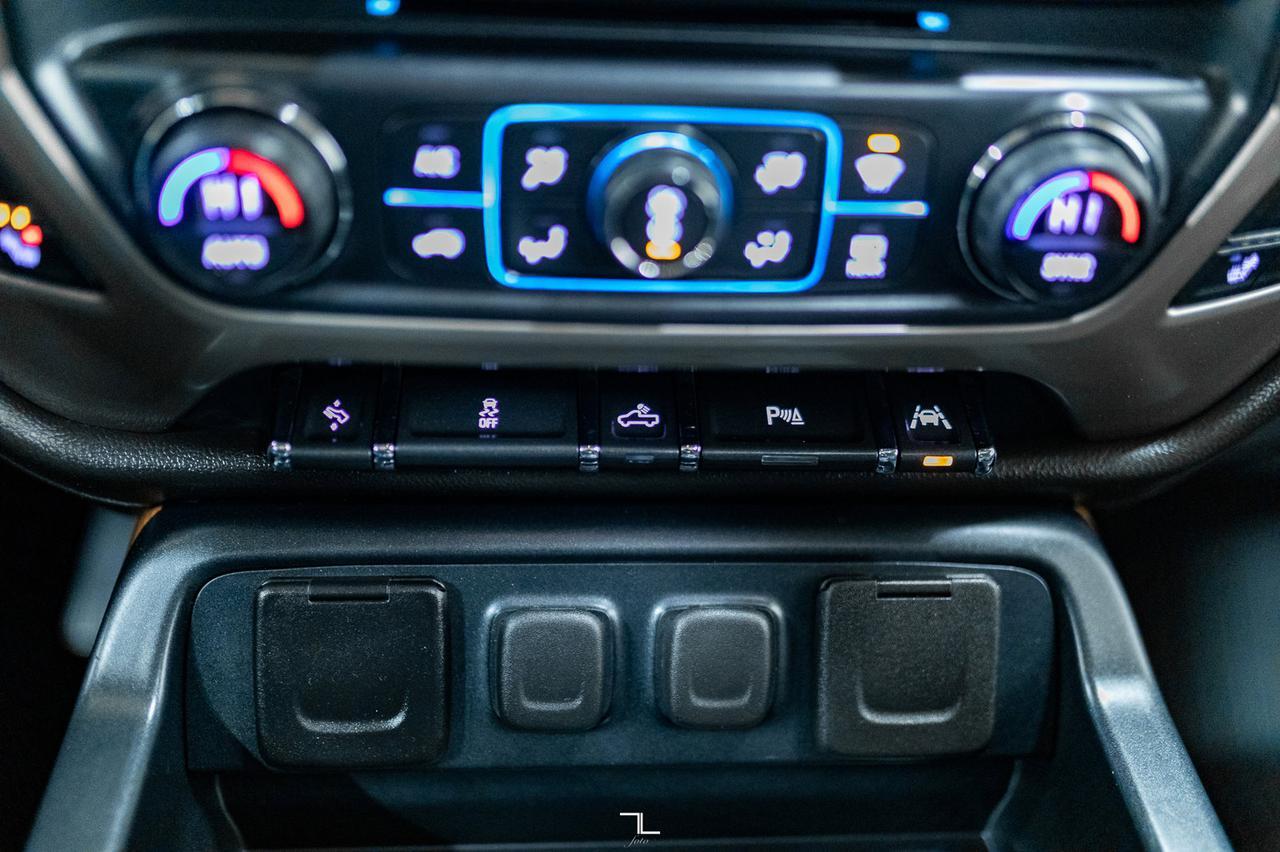 2017 Chevrolet Silverado 1500 4x4 Crew Cab High Country Leather Roof Nav BCam Red Deer AB