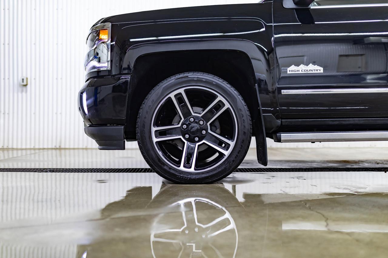 2017 Chevrolet Silverado 1500 4x4 Crew Cab High Country Leather Roof Nav BCam Red Deer AB