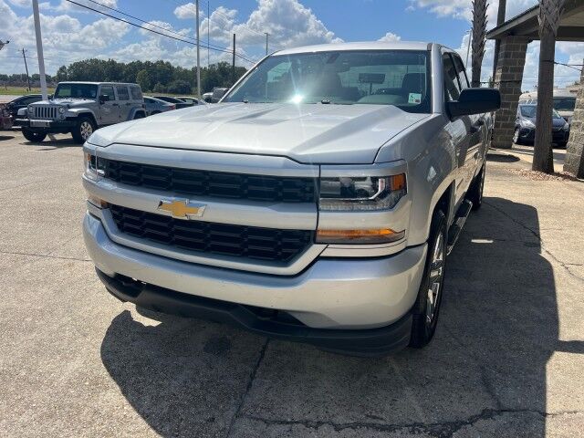 2017 Chevrolet Silverado 1500 Custom photo 12