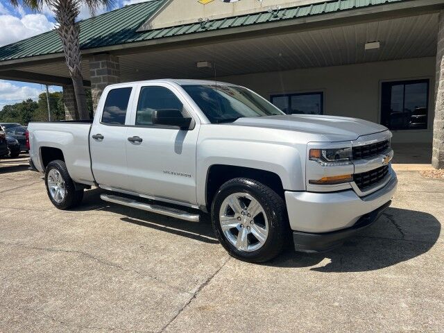 2017 Chevrolet Silverado 1500 Custom photo 2