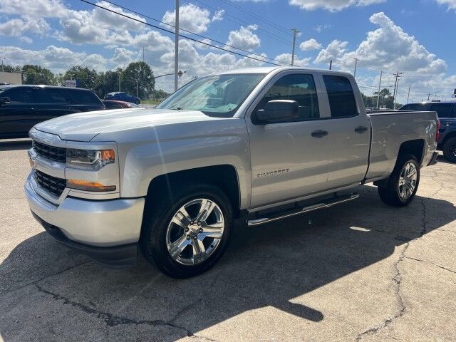 2017 Chevrolet Silverado 1500 Custom photo 11