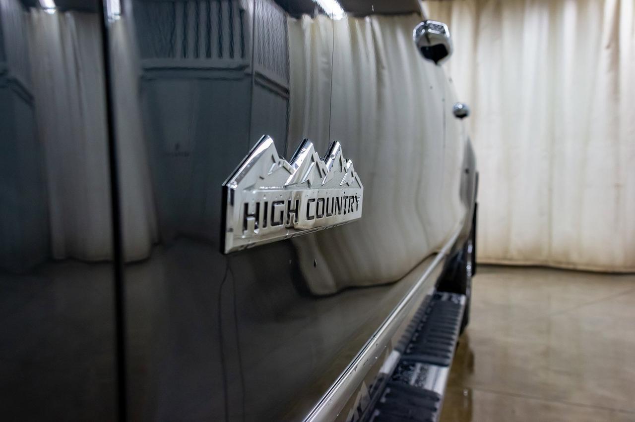 2017 Chevrolet Silverado 2500HD 4x4 Crew Cab High Country Diesel Leather Roof Nav Red Deer AB