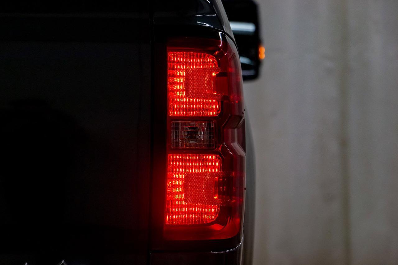 2017 Chevrolet Silverado 2500HD 4x4 Crew Cab High Country Diesel Leather Roof Nav Red Deer AB