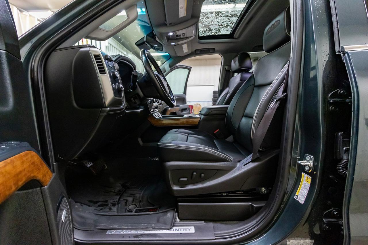 2017 Chevrolet Silverado 2500HD 4x4 Crew Cab High Country Diesel Leather Roof Nav Red Deer AB