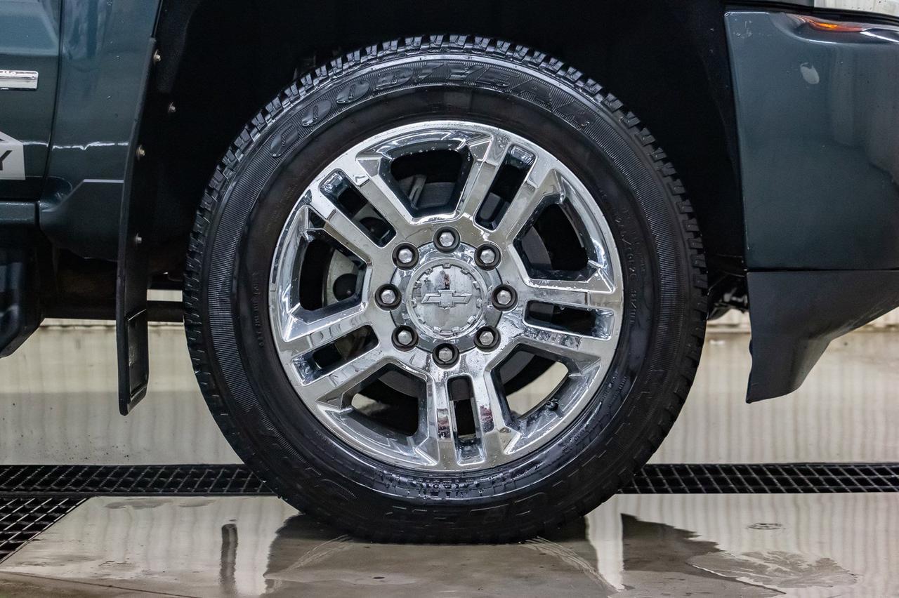 2017 Chevrolet Silverado 2500HD 4x4 Crew Cab High Country Diesel Leather Roof Nav Red Deer AB