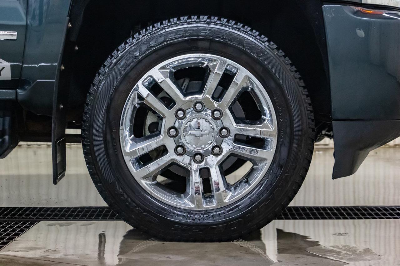 2017 Chevrolet Silverado 2500HD 4x4 Crew Cab High Country Diesel Leather Roof Nav Red Deer AB