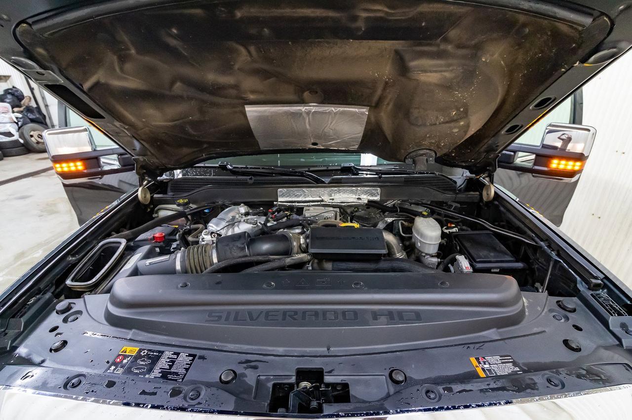 2017 Chevrolet Silverado 2500HD 4x4 Crew Cab High Country Diesel Leather Roof Nav Red Deer AB